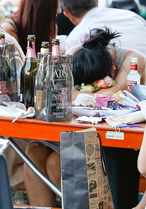 اغنى سباق خيول في العالم ساحة معركة ومشاجرات وخمور.. صور صورة رقم 10 اغنى سباق خيول في العالم ساحة معركة ومشاجرات وخمور.. صور صورة رقم 10