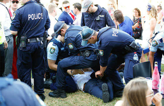 اغنى سباق خيول في العالم ساحة معركة ومشاجرات وخمور.. صور صورة رقم 4 اغنى سباق خيول في العالم ساحة معركة ومشاجرات وخمور.. صور صورة رقم 4