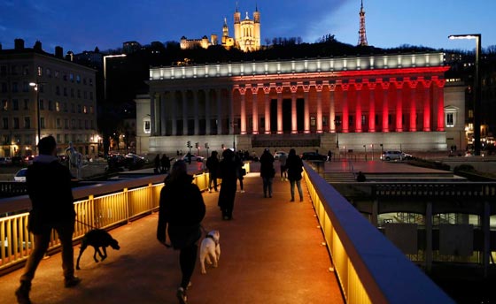 باريس تتضامن مع بلجيكيا ضد الارهاب.. والعالم يتشح بالعلم البلجيكي صورة رقم 3 باريس تتضامن مع بلجيكيا ضد الارهاب.. والعالم يتشح بالعلم البلجيكي صورة رقم 3