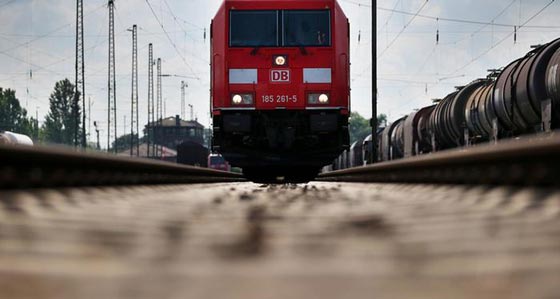 تحذير سائق قطار من التقاط سيلفي خطير يكلفه صفعة مدوية!! صورة رقم 1