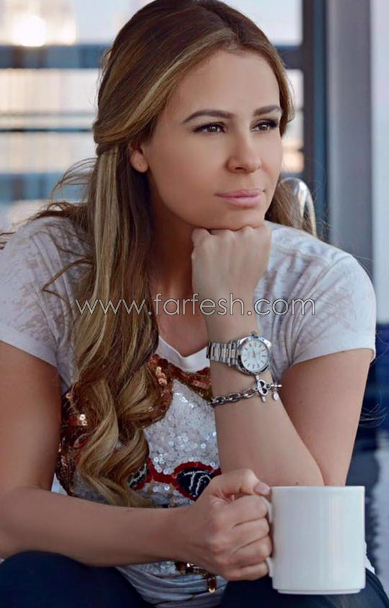 كارول سماحة تلوح بصورة من طفولتها وتتساءل الا ترون الشبه بيني وبين ابنتي؟ صورة رقم 6