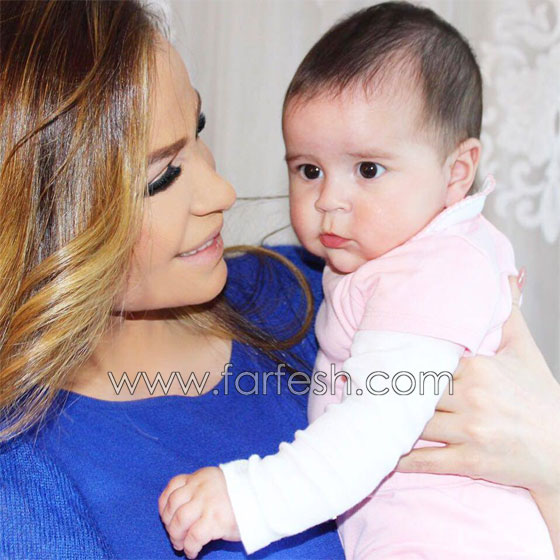 كارول سماحة تلوح بصورة من طفولتها وتتساءل الا ترون الشبه بيني وبين ابنتي؟ صورة رقم 2