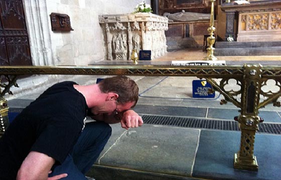 رياح التكنولوجيا تخالف شكسبير وتكشف عن نبش مجهول لقبره وسرقة جمجمته!! صورة رقم 4