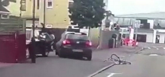 فيديو مثير.. شاب ينتقم من سائق سيارة دهسه عمدا صورة رقم 1 فيديو مثير.. شاب ينتقم من سائق سيارة دهسه عمدا صورة رقم 1