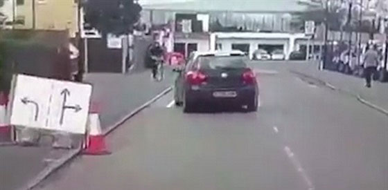 فيديو مثير.. شاب ينتقم من سائق سيارة دهسه عمدا صورة رقم 2 فيديو مثير.. شاب ينتقم من سائق سيارة دهسه عمدا صورة رقم 2