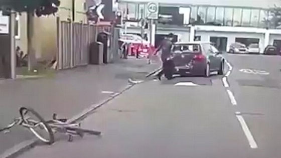 فيديو مثير.. شاب ينتقم من سائق سيارة دهسه عمدا صورة رقم 3 فيديو مثير.. شاب ينتقم من سائق سيارة دهسه عمدا صورة رقم 3