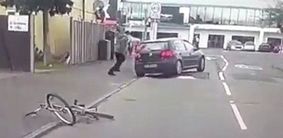 فيديو مثير.. شاب ينتقم من سائق سيارة دهسه عمدا صورة رقم 4 فيديو مثير.. شاب ينتقم من سائق سيارة دهسه عمدا صورة رقم 4