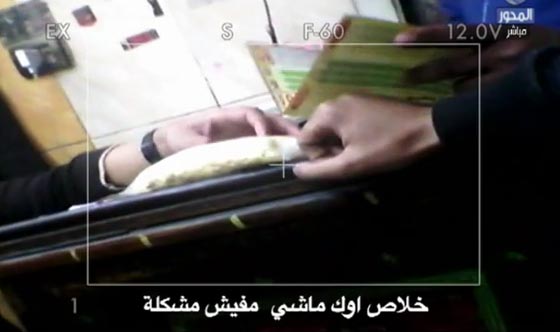 فيديو صادم: اعتداء صاحب مطعم بيتزا على اعلامية مصرية فضحت استخدامه (جبن فاسد)! صورة رقم 5