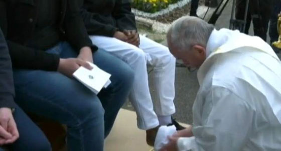  قداسة البابا يغسل ويقبل ارجل لاجئين بينهم مسلمون بعيد الفصح صورة رقم 1