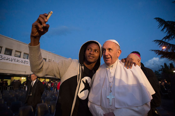  قداسة البابا يغسل ويقبل ارجل لاجئين بينهم مسلمون بعيد الفصح صورة رقم 4