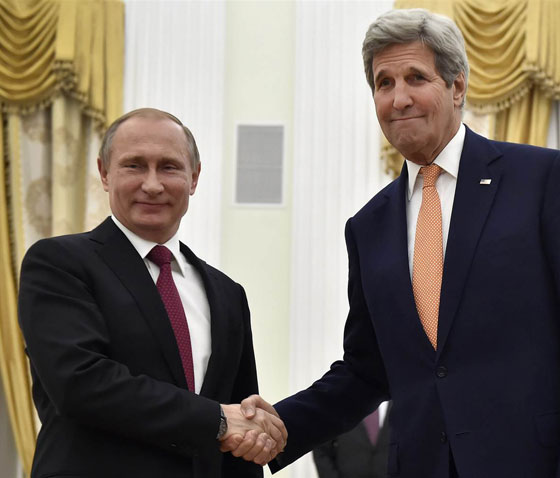  بوتين لكيري.. ماذا تحمل في الحقيبة الحمرا؟ نقود تغريني بها! صورة رقم 1