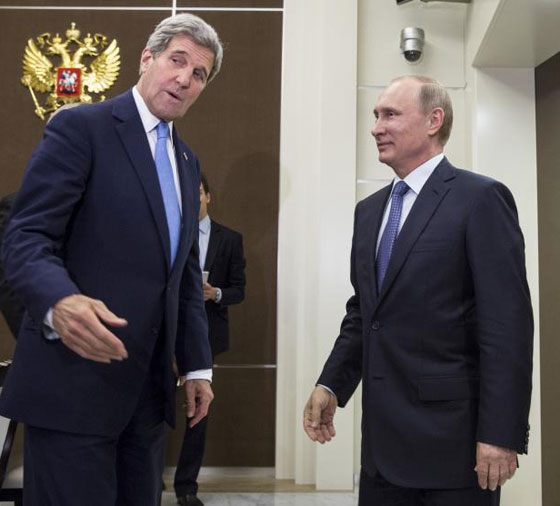  بوتين لكيري.. ماذا تحمل في الحقيبة الحمرا؟ نقود تغريني بها! صورة رقم 2