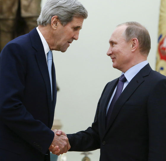  بوتين لكيري.. ماذا تحمل في الحقيبة الحمرا؟ نقود تغريني بها! صورة رقم 3