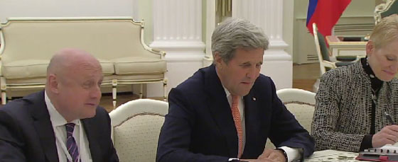  بوتين لكيري.. ماذا تحمل في الحقيبة الحمرا؟ نقود تغريني بها! صورة رقم 5