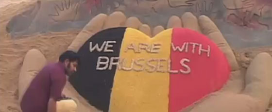  فنان هندي يدين الارهاب في بروكسل بتمثال نحته في الرمل.. فيديو صورة رقم 4