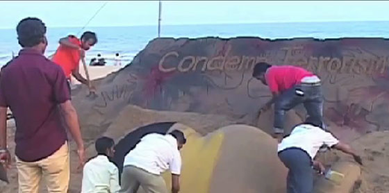  فنان هندي يدين الارهاب في بروكسل بتمثال نحته في الرمل.. فيديو صورة رقم 2