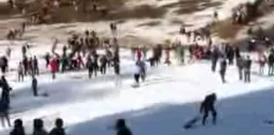  فيديو يظهر مشاجرة عنيفة بين شبان عرب اثناء التزلج على الجليد صورة رقم 1