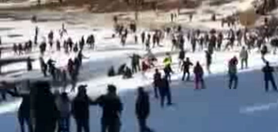  فيديو يظهر مشاجرة عنيفة بين شبان عرب اثناء التزلج على الجليد صورة رقم 2