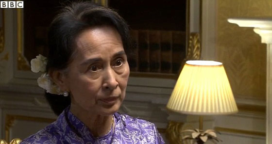 زعيمة تفقد اعصابها: لماذا لم يخبرني أحد أنني في مقابلة مع مذيعة مسلمة؟ صورة رقم 1