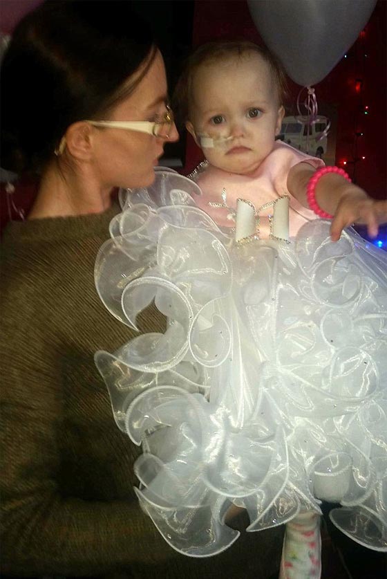  مؤثر جدا.. اب يتزوج طفلته ليحقق لها حلما قبل موتها بالسرطان صورة رقم 4