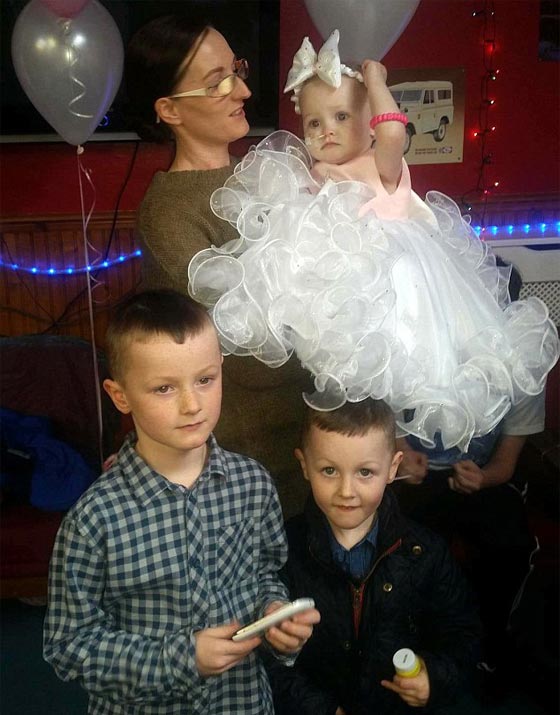  مؤثر جدا.. اب يتزوج طفلته ليحقق لها حلما قبل موتها بالسرطان صورة رقم 3