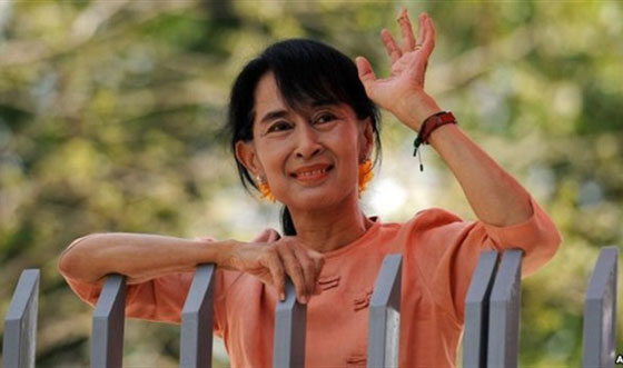 زعيمة تفقد اعصابها: لماذا لم يخبرني أحد أنني في مقابلة مع مذيعة مسلمة؟ صورة رقم 5