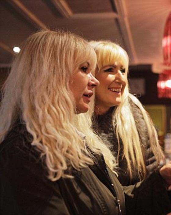 امرأة بريطانية تبذر 60 الف دولار على التجميل لتصبح شبيهة ابنتها! صورة رقم 2