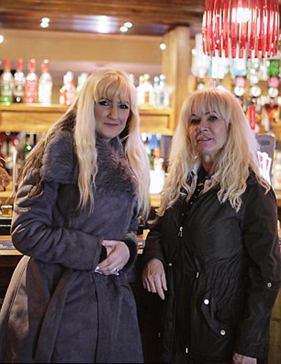 امرأة بريطانية تبذر 60 الف دولار على التجميل لتصبح شبيهة ابنتها! صورة رقم 3