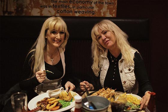 امرأة بريطانية تبذر 60 الف دولار على التجميل لتصبح شبيهة ابنتها! صورة رقم 5