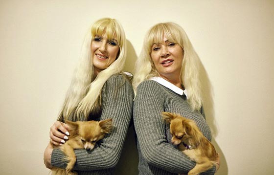 امرأة بريطانية تبذر 60 الف دولار على التجميل لتصبح شبيهة ابنتها! صورة رقم 9