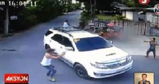 فيديو مثير.. معركة بين خصمين بالرصاص امام الكاميرا تترك احدهما جثة هامدة  صورة رقم 2