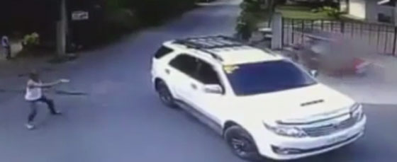 فيديو مثير.. معركة بين خصمين بالرصاص امام الكاميرا تترك احدهما جثة هامدة  صورة رقم 3