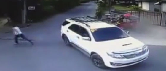 فيديو مثير.. معركة بين خصمين بالرصاص امام الكاميرا تترك احدهما جثة هامدة  صورة رقم 4