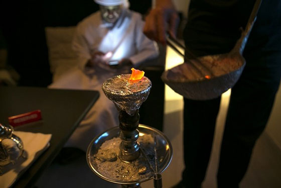 اقتراح قانون يجرّم مدخني النارجيلة بالسجن حتى 5 سنوات بالمغرب صورة رقم 1