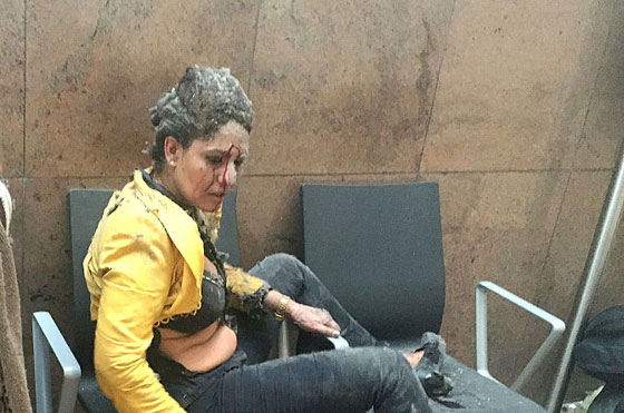 صورة بالف كلمة.. امرأة على وشك الانهيار مزق تفجير بروكسل سترتها صورة رقم 2