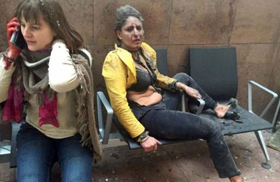 صورة بالف كلمة.. امرأة على وشك الانهيار مزق تفجير بروكسل سترتها صورة رقم 1