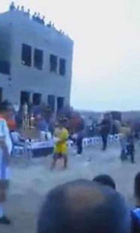 فيديو يظهر داعشي يفجر نفسه في ملعب كرة بالعراق ويقتل العشرات صورة رقم 3