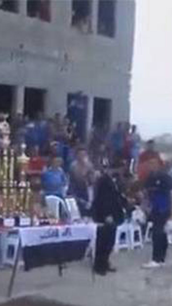 فيديو يظهر داعشي يفجر نفسه في ملعب كرة بالعراق ويقتل العشرات صورة رقم 2