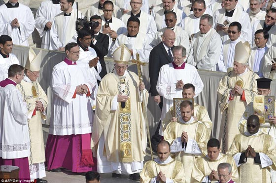  صور حول العالم: كيف يحتفل المسيحيون بعيد الفصح؟  صورة رقم 17