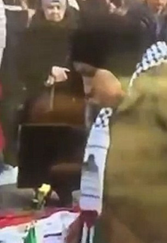 بروكسل بين التلقائية والصدمة.. فلسطينية تقدم علم بلادها على علم اسرائيل صورة رقم 1