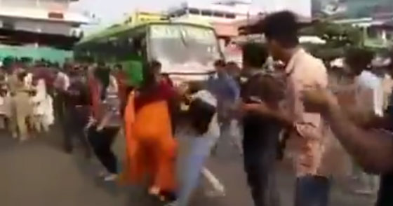 فيديو.. امرأة تصفع فتاة خلال وصلة رقص بموقف للحافلات صورة رقم 1