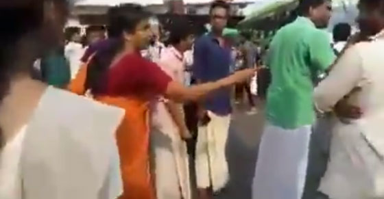 فيديو.. امرأة تصفع فتاة خلال وصلة رقص بموقف للحافلات صورة رقم 2