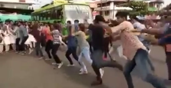 فيديو.. امرأة تصفع فتاة خلال وصلة رقص بموقف للحافلات صورة رقم 3