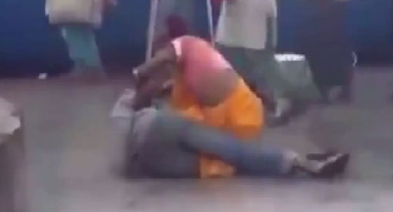  امرأة تلقن رجلا علقة ساخنة امام الركاب.. شاهد الفيديو صورة رقم 1