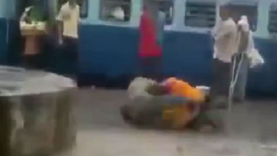  امرأة تلقن رجلا علقة ساخنة امام الركاب.. شاهد الفيديو صورة رقم 2