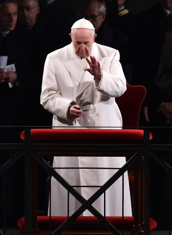 في رسالة القيامة.. بابا الفاتيكان يواجه الارهاب بالمحبة والامل صورة رقم 9