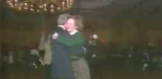 هكذا رقص رؤساء الولايات المتحدة.. وهكذا وثقتهم الكاميرات خلال 30 عاما صورة رقم 1