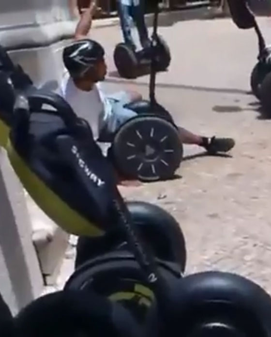 سقطة لئيمة.. موقف محرج لشاب يرتطم بالارض امام اصدقائه صورة رقم 2