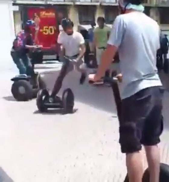 سقطة لئيمة.. موقف محرج لشاب يرتطم بالارض امام اصدقائه صورة رقم 1