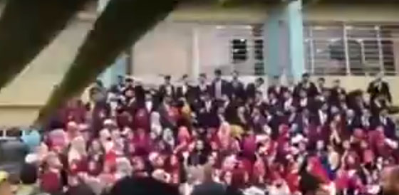 حفل التخريج يختتم بسقوط المنصة وعليها العشرات من الصيادلة.. شاهد ما حدث صورة رقم 1